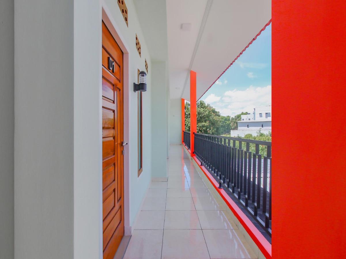 Oyo 90063 Silver Homestay Syariah Perabumulih Exterior photo