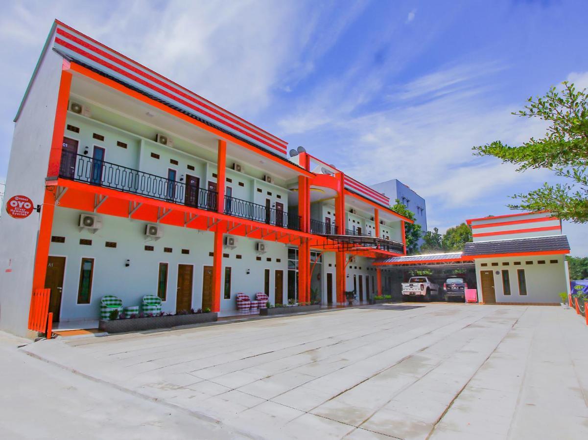 Oyo 90063 Silver Homestay Syariah Perabumulih Exterior photo
