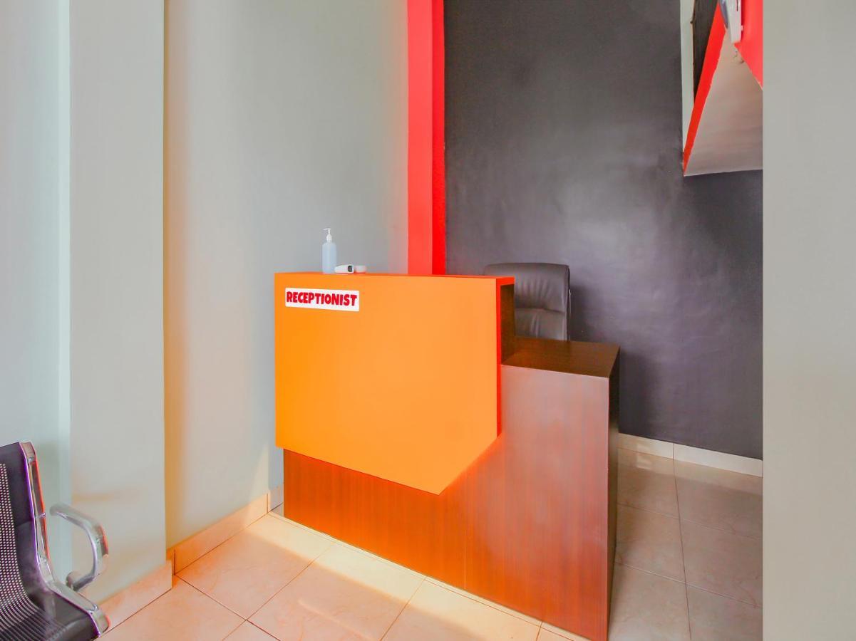 Oyo 90063 Silver Homestay Syariah Perabumulih Exterior photo