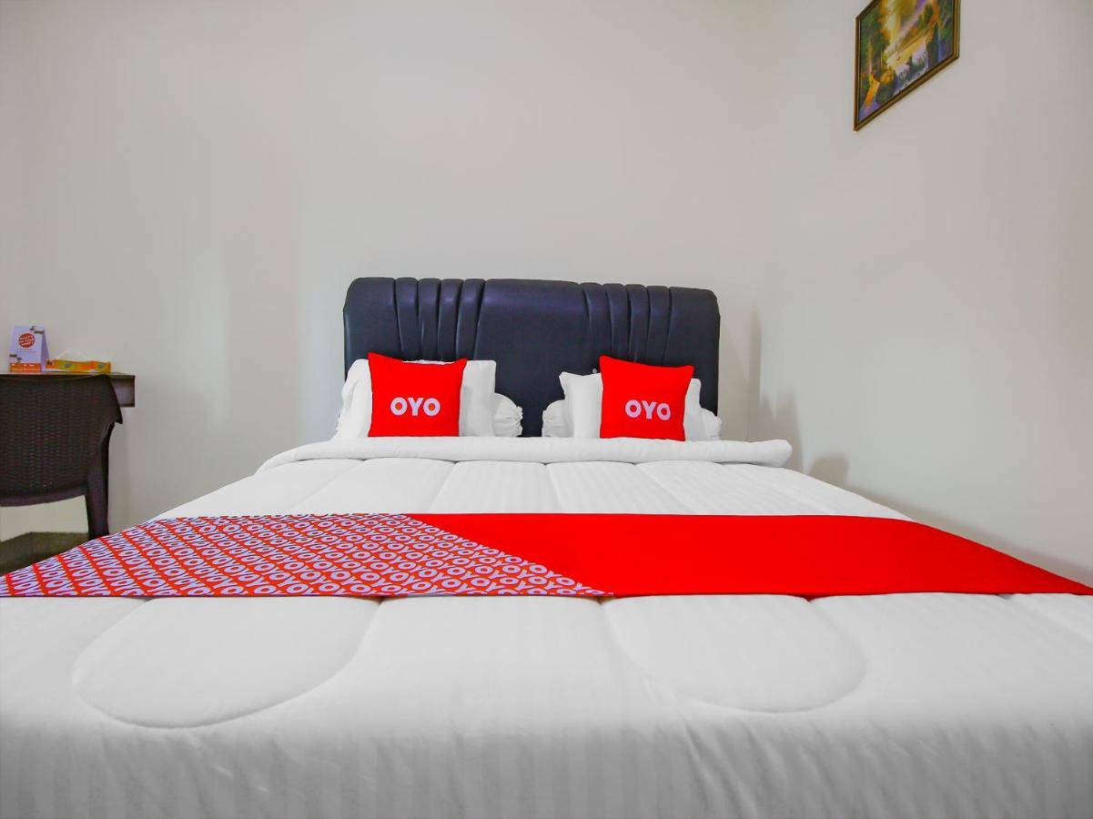 Oyo 90063 Silver Homestay Syariah Perabumulih Exterior photo