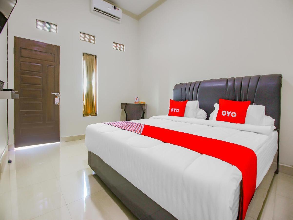 Oyo 90063 Silver Homestay Syariah Perabumulih Exterior photo