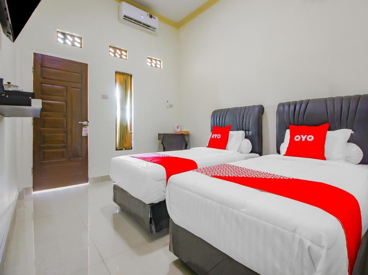 Oyo 90063 Silver Homestay Syariah Perabumulih Exterior photo