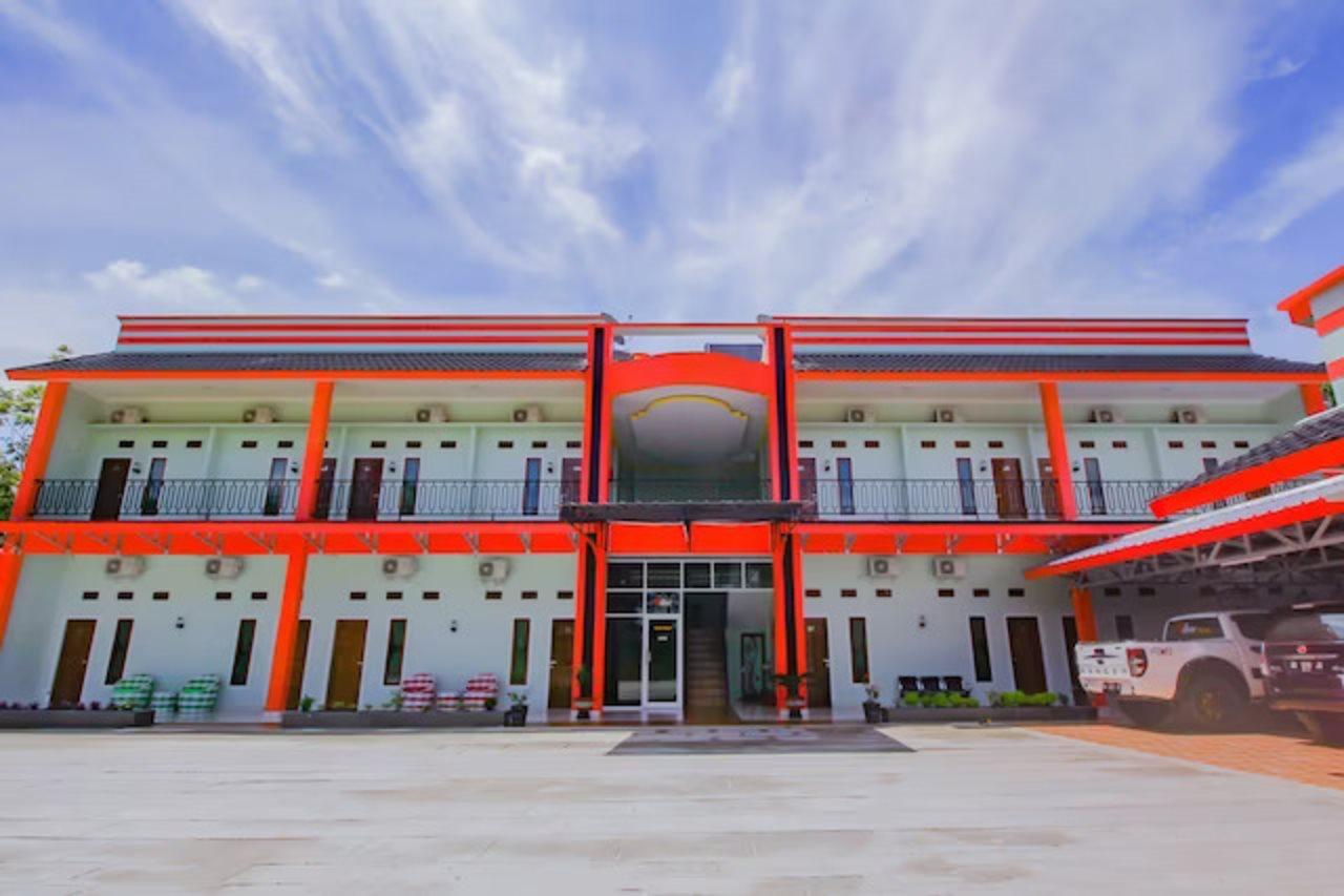 Oyo 90063 Silver Homestay Syariah Perabumulih Exterior photo