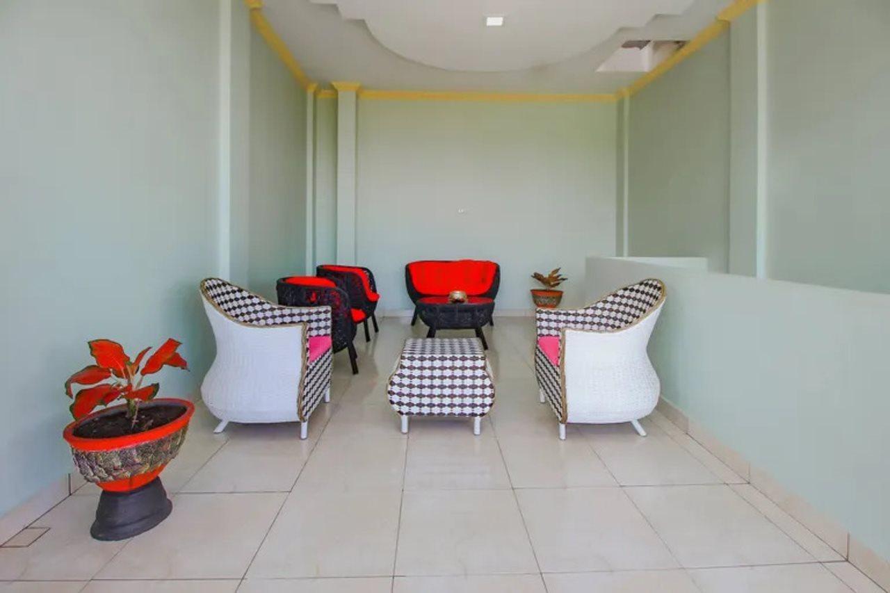 Oyo 90063 Silver Homestay Syariah Perabumulih Exterior photo